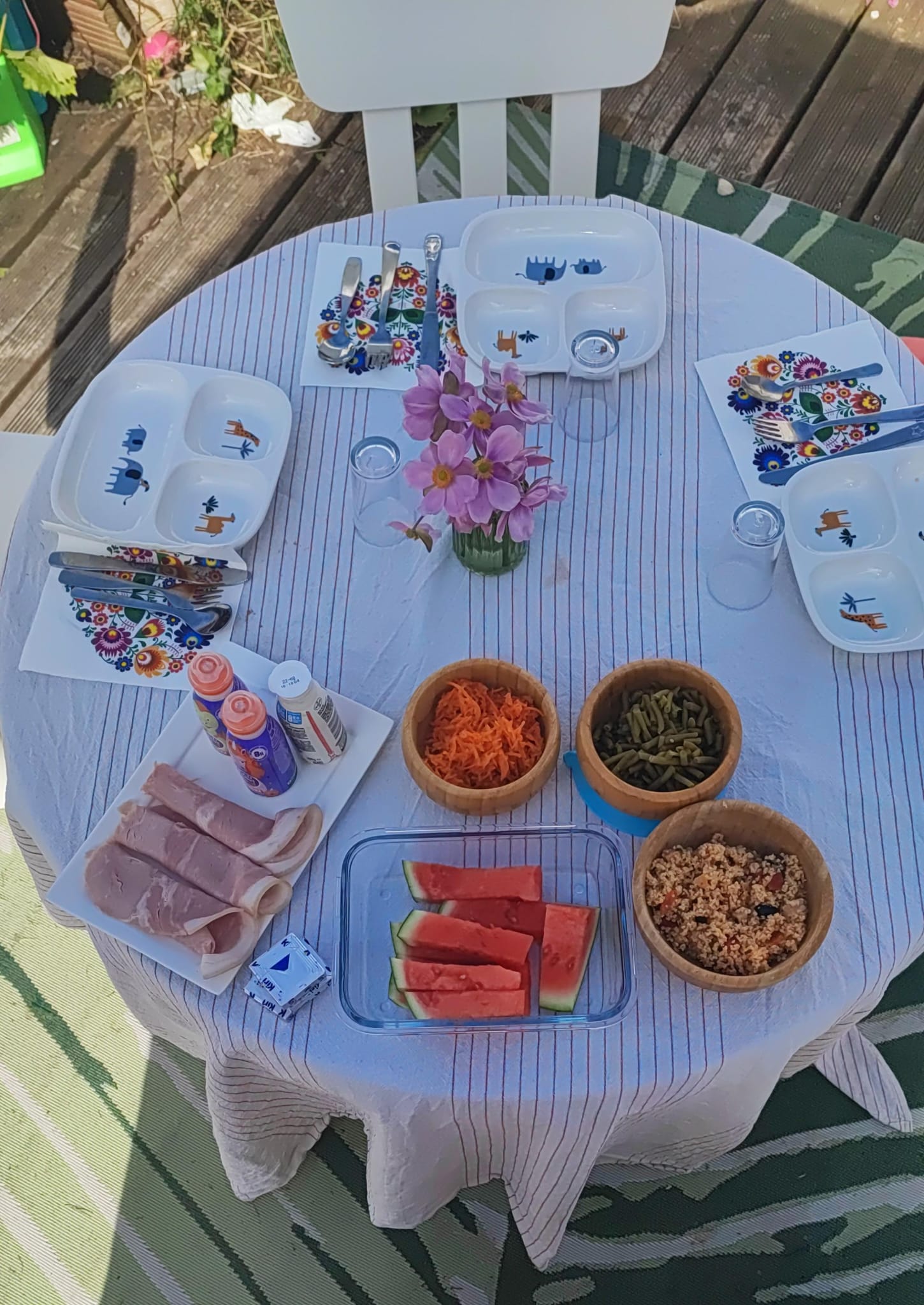 cantine-escargotiere-table-fleurs-sarahpoppins La cantine de L'Escargotière — table dressée avec fleurs fraîches et repas équilibré, assistante maternelle Bailly-Romainvilliers