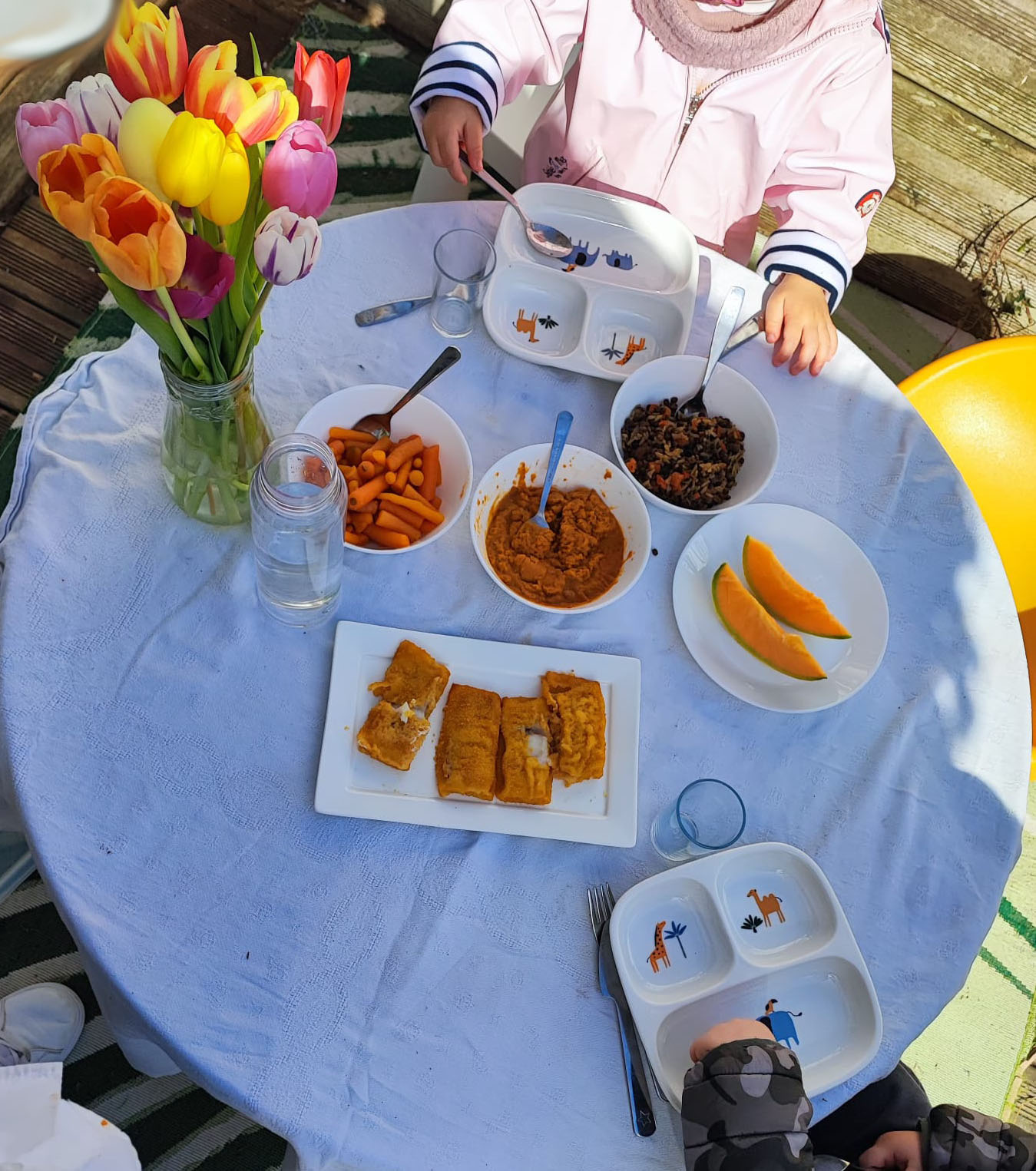 cantine-escargotiere-table-tulipes-sarahpoppins Repas de saison à la cantine de L'Escargotière — tulipes et alimentation équilibrée chez Sarah Poppins