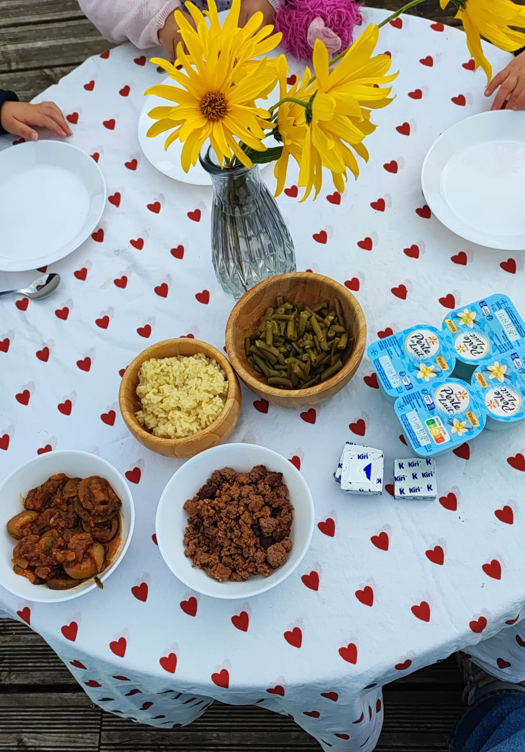 repas-partage-bols-bois-sarahpoppins Repas partagé à la cantine — bols en bois, légumes de saison et fleurs fraîches chez Sarah Poppins EJE Bailly-Romainvilliers