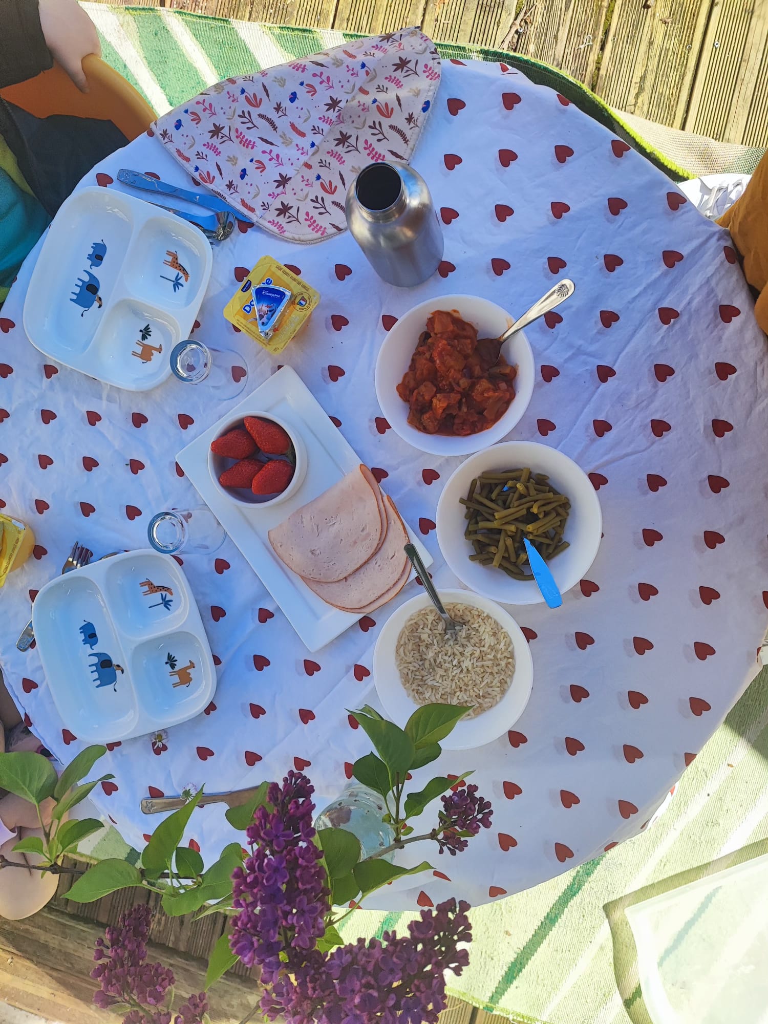 repas-saison-lilas-escargotiere-sarahpoppins Repas de saison à la cantine de L'Escargotière — fleurs du jardin et alimentation équilibrée chez Sarah Poppins