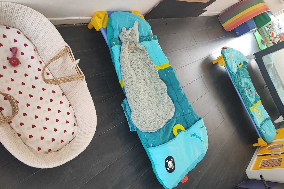 Le dortoir de L'Escargotière — couchettes Wesco, ambiance cocon pour la sieste des enfants à Bailly-Romainvilliers