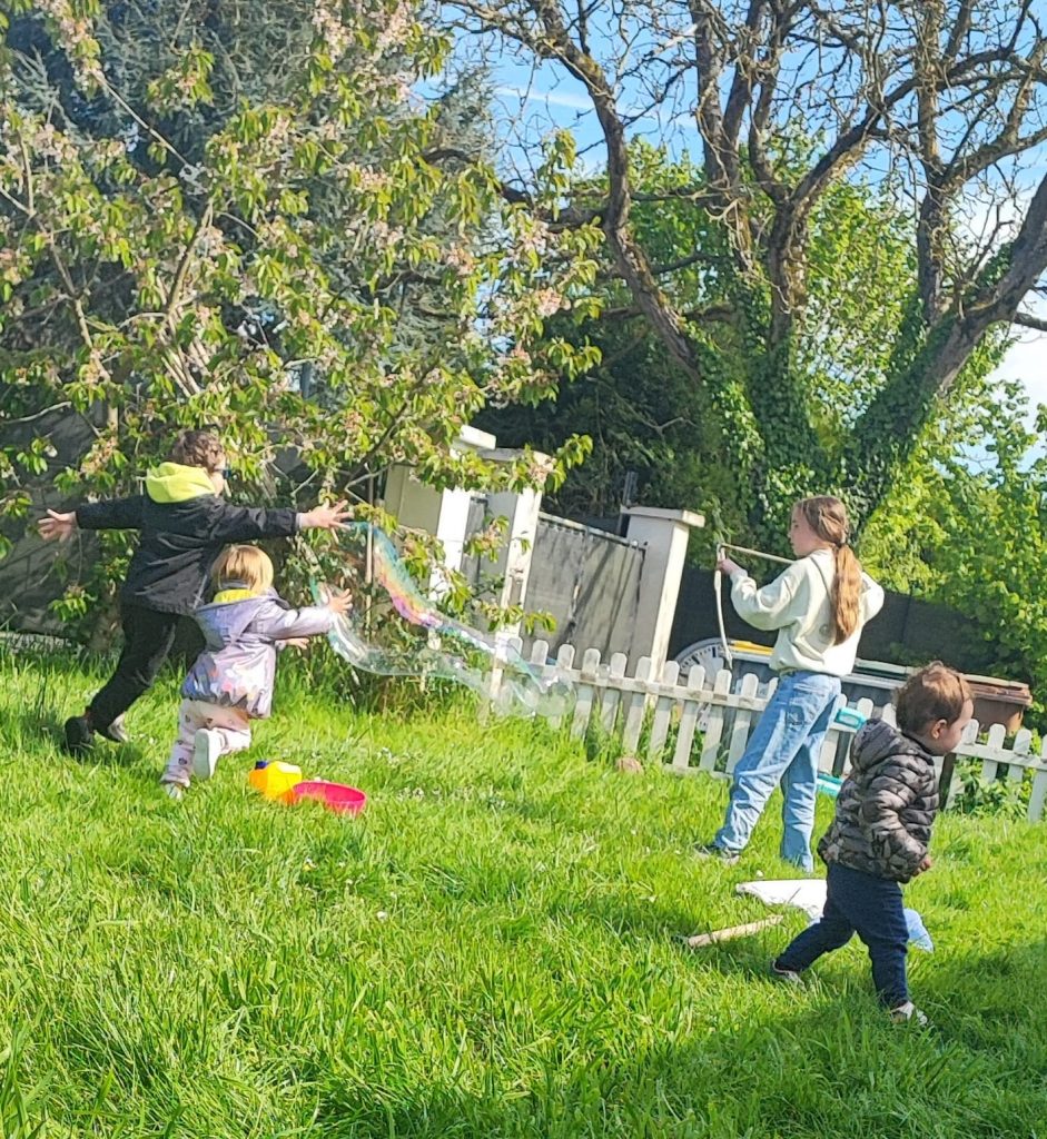 Lilou Mahé Alma Noah Bulles géantes Lilou fait des bulles géantes pour Mahé, Alma et Noah