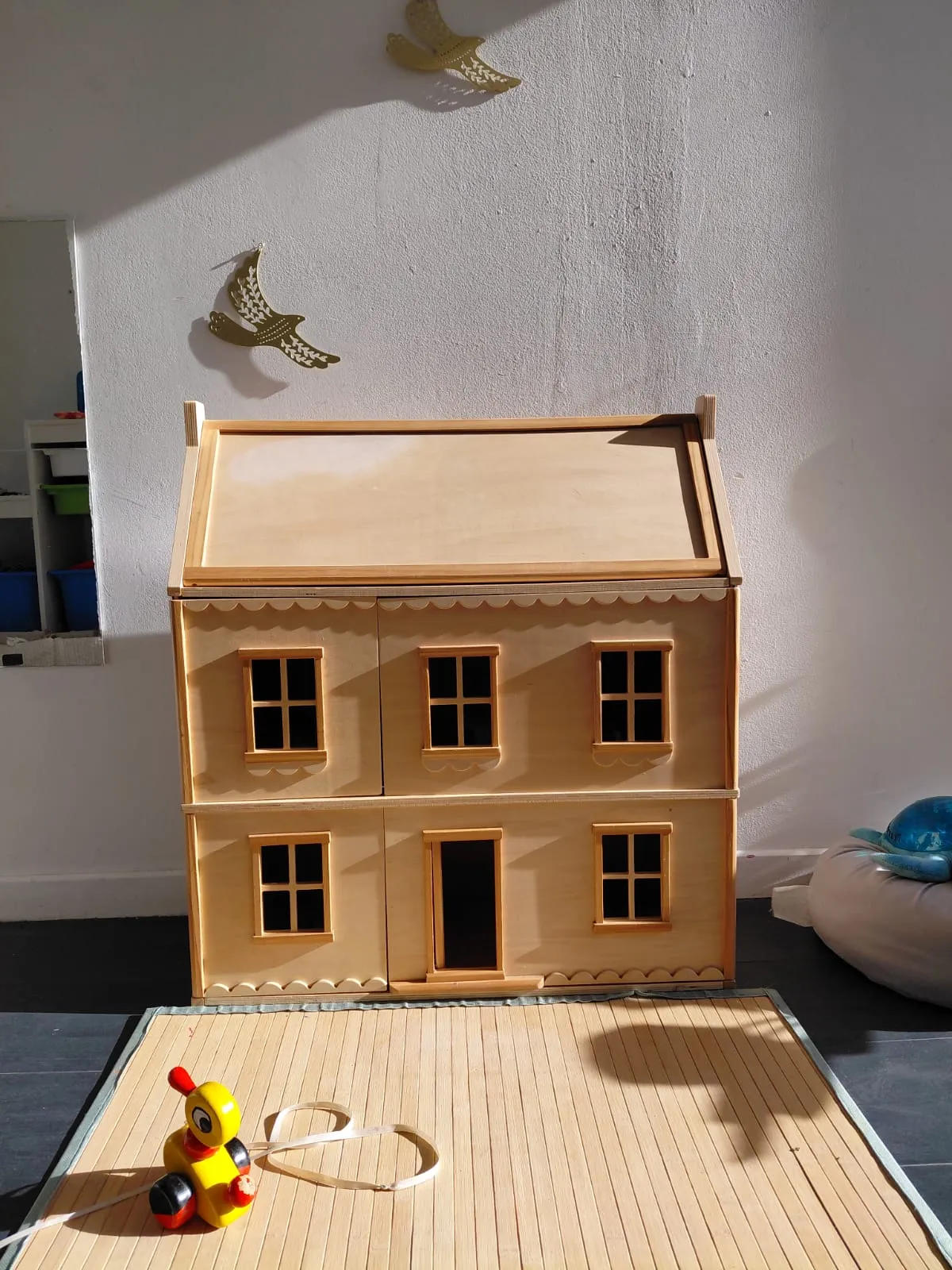 Maison de poupées en bois naturel — jeu symbolique et éveil à L'Escargotière, assistante maternelle Bailly-Romainvilliers