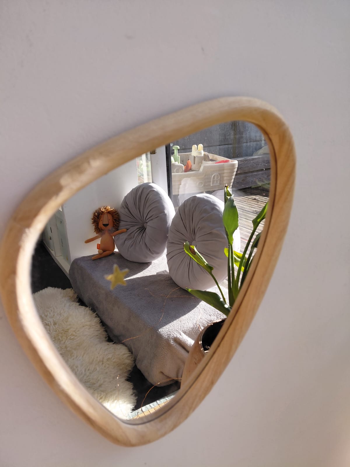 Coin cosy de L'Escargotière — miroir en bois organique, coussins ronds, ambiance naturelle et chaleureuseCoin cosy de L'Escargotière — miroir en bois organique, coussins ronds, ambiance naturelle et chaleureuse