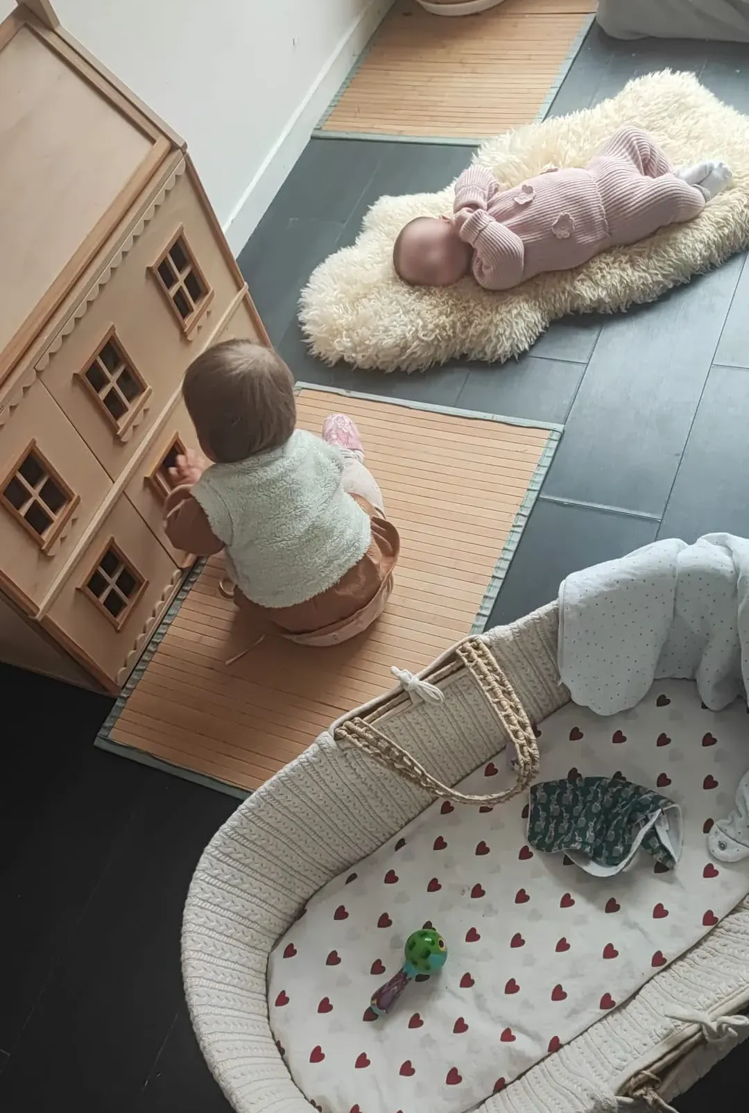 Motricité libre au sol chez Sarah Poppins — bébé en exploration autonome, pédagogie Pikler, L'Escargotière Bailly-Romainvilliers