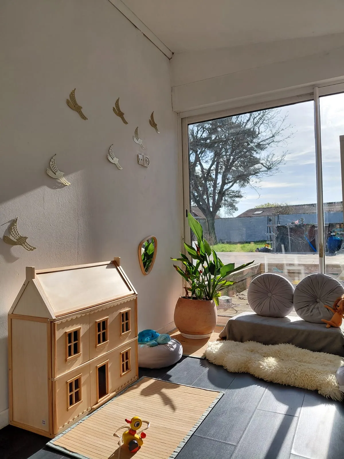 L'Escargotière, espace d'accueil lumineux de Sarah Poppins — oiseaux dorés, maison de poupées en bois, Bailly-Romainvilliers